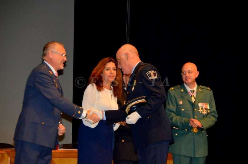 Momento del acto del pasado en el que se condecoró al jefe de la Policía Local, Félix Ramos (Foto TA)
